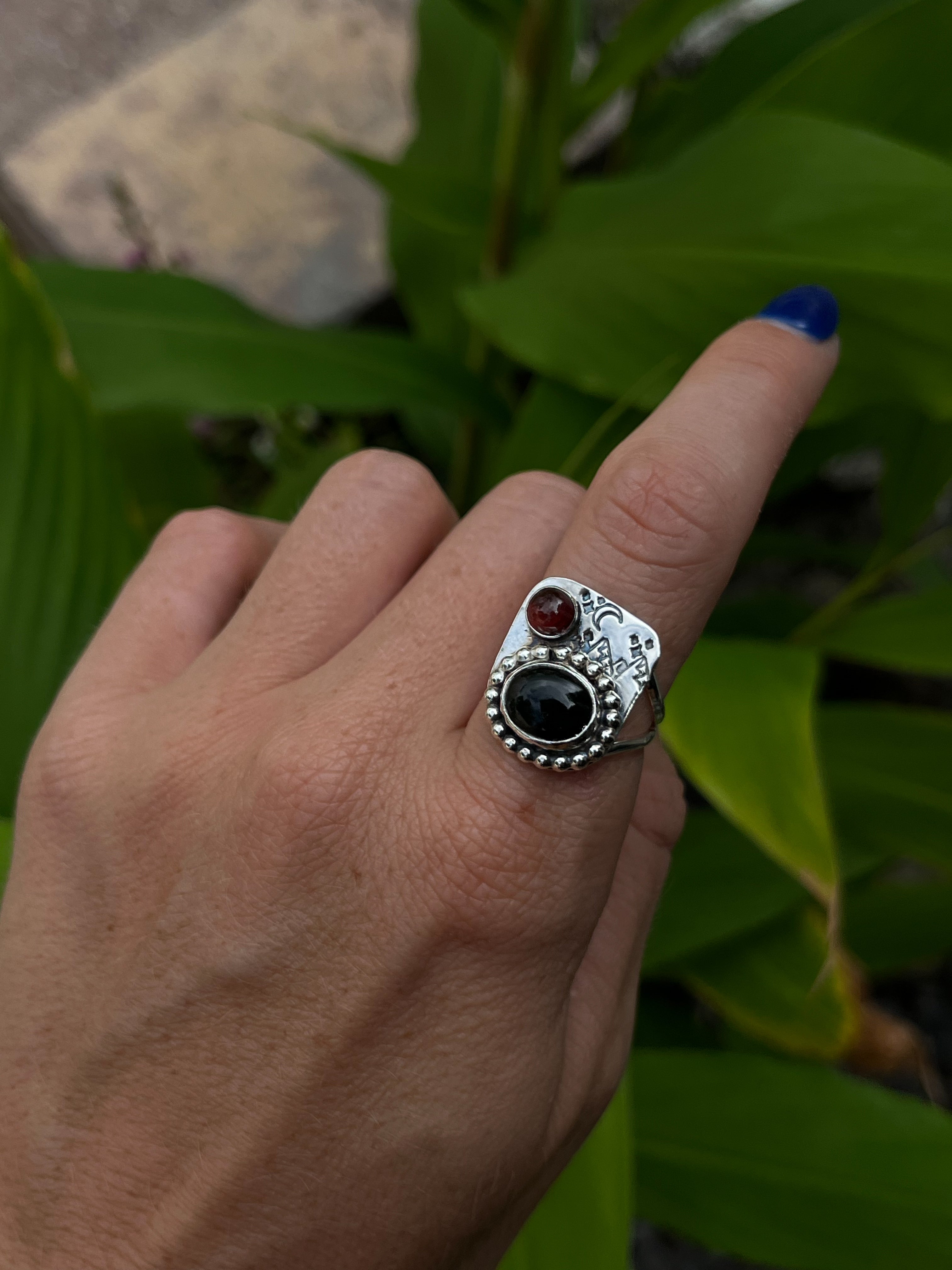 Onyx x Garnet Nightscape Size 5.5